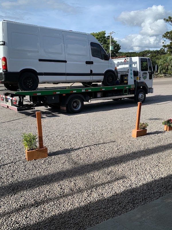 Guincho realizando transporte seguro de veículo em área urbana